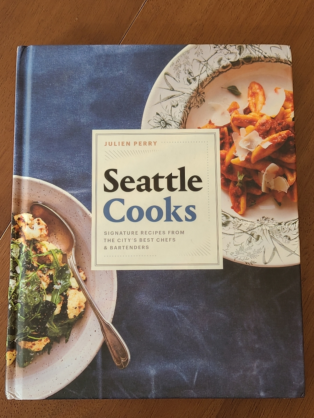 Seattle Cooks Cookbook - 80 Signature Dishes from 40 Seattle's Best Restaurants